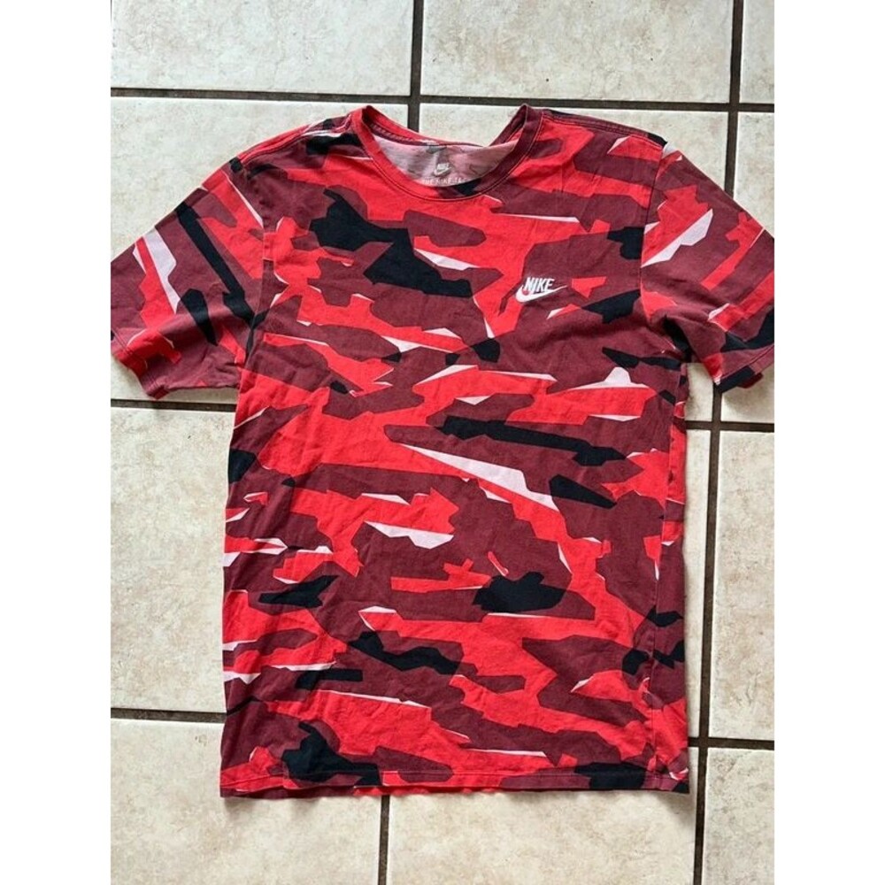 Men’s Red Camo Nike Shirt Size Medium
